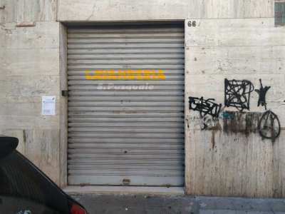 Ci spostiamo ora in via Maria Cristina di Savoia per andare a trovare la lavanderia �San Pasquale�. In un articolo di dieci anni fa la indicammo con uno dei negozi storici ancora attivi in zona: ma l�esercizio commerciale, aperto dal 1954, � ora mestamente chiuso
